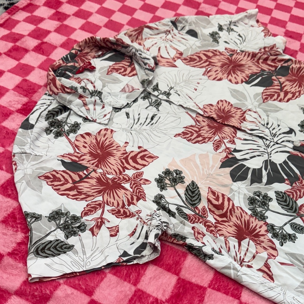 Guess Men's Red and White Floral Short-Sleeve Button-Down Shirt - Picture 3 of 5